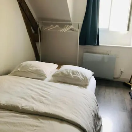 Guepin : Hyper Centre Au Pied Du Tram *